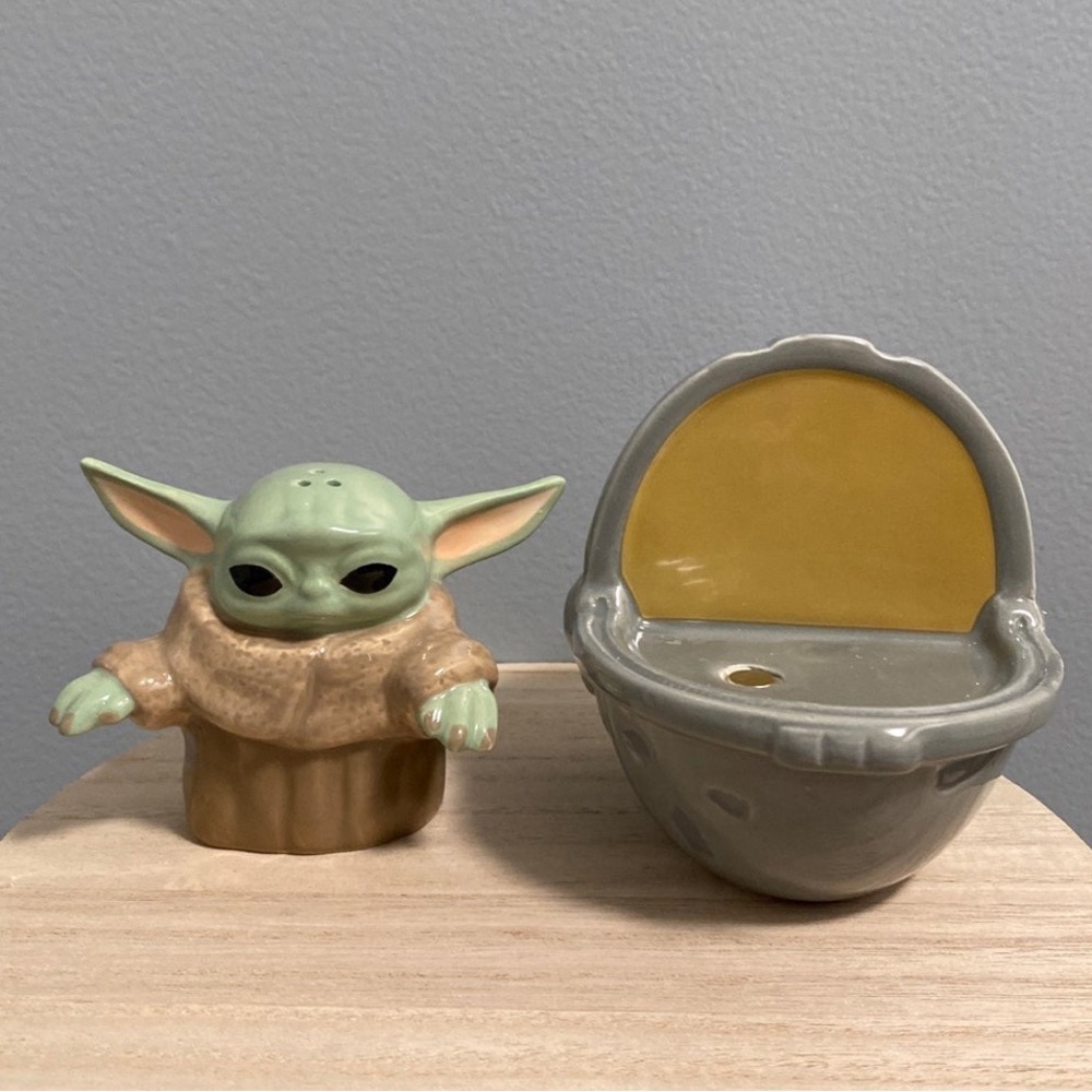 Star Wars The Mandalorian The Child Yoda Grogu Ceramic‎ Salt and Pepper Shaker